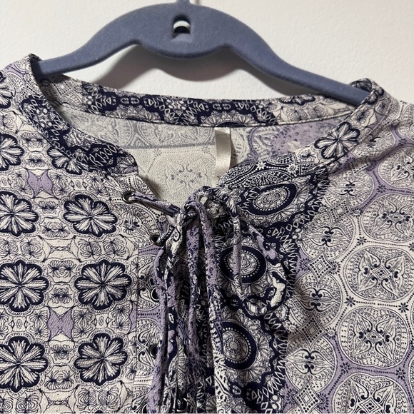Mono B Purple White Boho Surplice Patterned Tie Up Top Women’s Size Medium - Picture 6 of 16